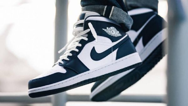 Nike Air Jordan 1 Mid Tops Obsidian Kengät Miehille Valkoinen