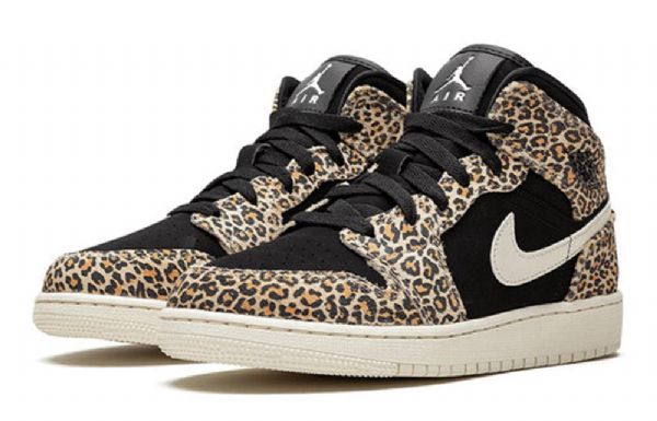 Nike Air Jordan 1 Mid Tops Se Gs Koripallokengät Miehille Leopard