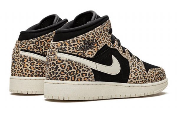 Nike Air Jordan 1 Mid Tops Se Gs Koripallokengät Miehille Leopard