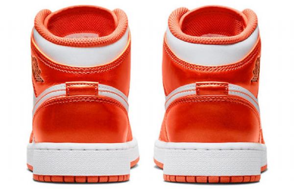 Nike Air Jordan 1 Mid Tops Se Gs Koripallokengät Miehille Oranssi