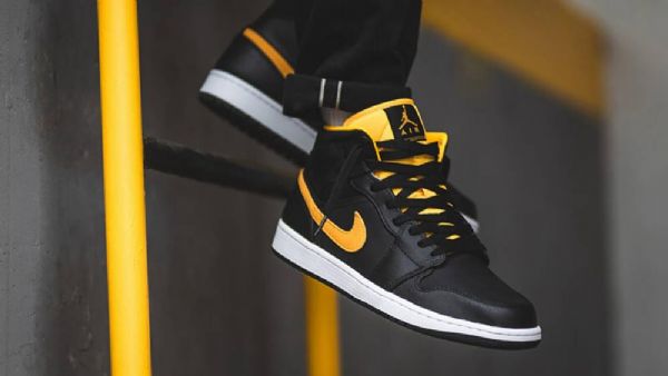 Nike Air Jordan 1 Mid Tops Se Kengät Miehille Musta Kulta