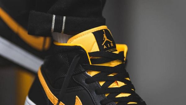Nike Air Jordan 1 Mid Tops Se Kengät Miehille Musta Kulta