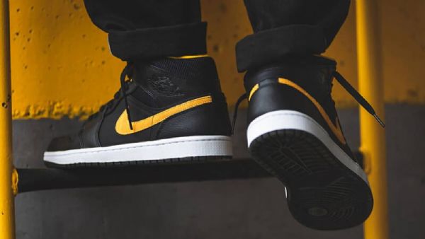 Nike Air Jordan 1 Mid Tops Se Kengät Miehille Musta Kulta