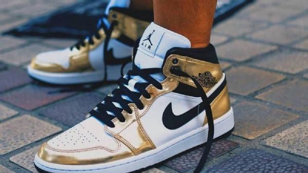 Nike Air Jordan 1 Mid Tops Se Miesten Kengät Kulta