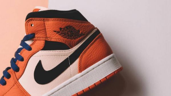 Nike Air Jordan 1 Mid Tops Se Team Kengät Miehille Oranssi