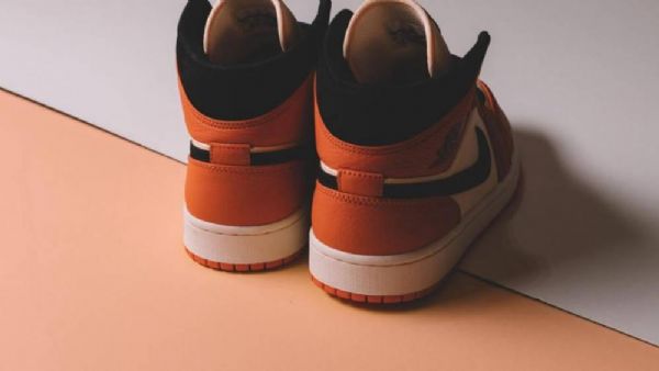 Nike Air Jordan 1 Mid Tops Se Team Kengät Miehille Oranssi
