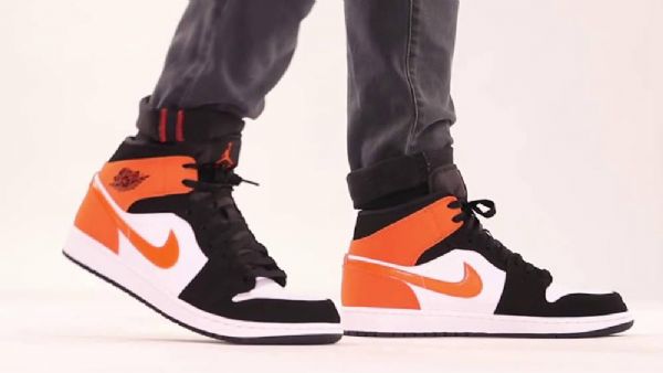 Nike Air Jordan 1 Mid Tops Shatteredboard Kengät Miehille Oranssin Musta