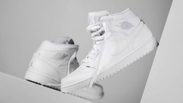 Nike Air Jordan 1 Mid Tops Triple Kengät Miehille Valkoinen