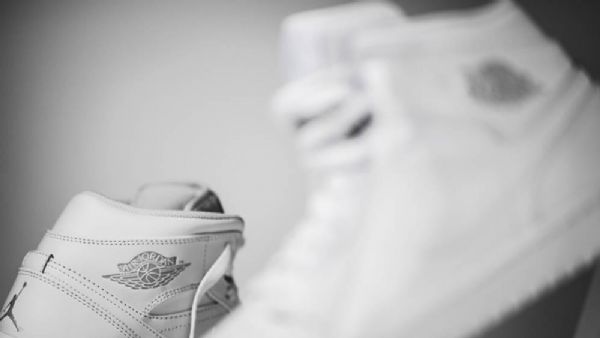 Nike Air Jordan 1 Mid Tops Triple Kengät Miehille Valkoinen