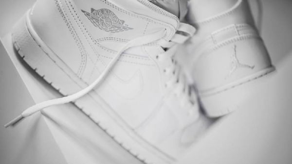 Nike Air Jordan 1 Mid Tops Triple Kengät Miehille Valkoinen