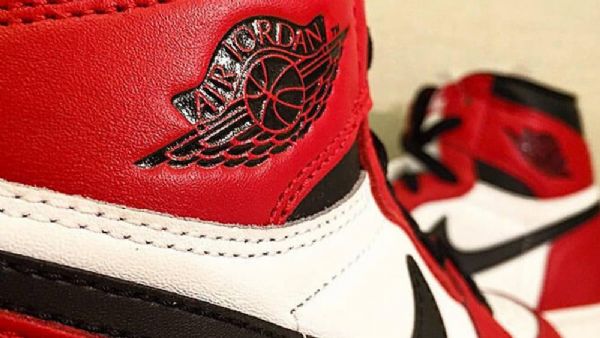 Nike Air Jordan 1 Og High Topit Chicagon Kengät Miehille Burgundy Valkoinen