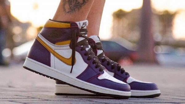 Nike Air Jordan 1 Retro High Topit Og Defiant Sb La To Chicago Kengät Naisille Purppura Valkoinen