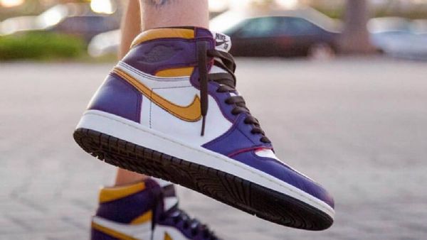 Nike Air Jordan 1 Retro High Topit Og Defiant Sb La To Chicago Kengät Naisille Purppura Valkoinen