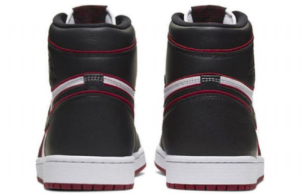 Nike Air Jordan 1 Retro High Topit Og Koripallokengät Miesten Musta Valkoinen