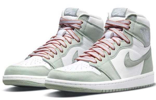 Nike Air Jordan 1 Retro High Topit Og Koripallokengät Naisille Minttuvalkoinen