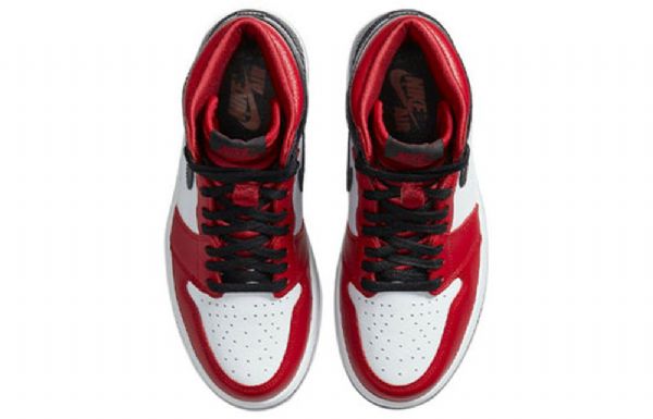 Nike Air Jordan 1 Retro High Topit Og Koripallokengät Naisille Punainen