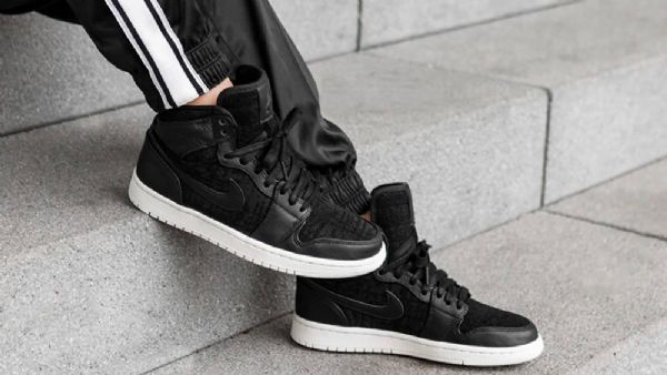 Nike Air Jordan 1 Retro High Tops Kengät Miehille Musta Valkoinen