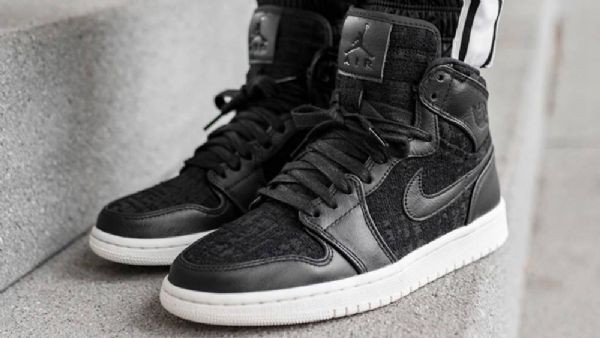 Nike Air Jordan 1 Retro High Tops Kengät Miehille Musta Valkoinen