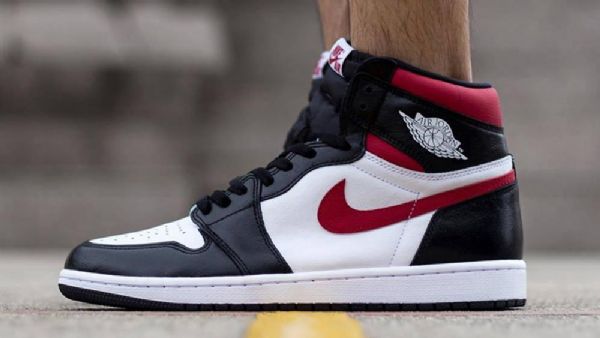 Nike Air Jordan 1 Retro High Tops Og Kengät Miehille Musta Punainen