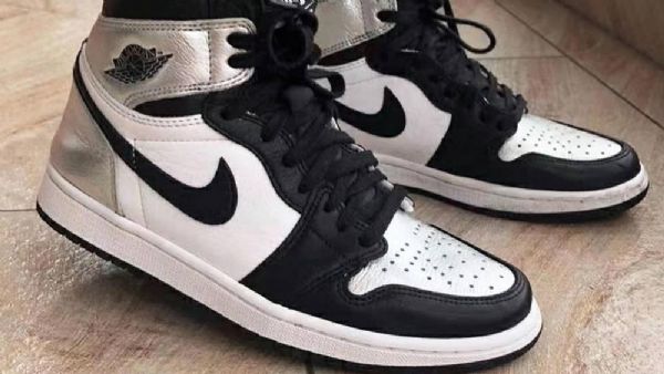 Nike Air Jordan 1 Retro High Tops Og Toe Kengät Miehille Musta Hopea