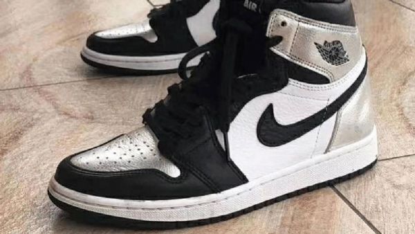 Nike Air Jordan 1 Retro High Tops Og Toe Kengät Miehille Musta Hopea
