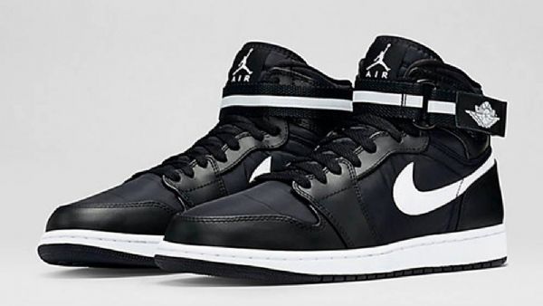 Nike Air Jordan 1 Retro High Tops Reima Miesten Kengät Musta Valkoinen