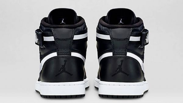 Nike Air Jordan 1 Retro High Tops Reima Miesten Kengät Musta Valkoinen