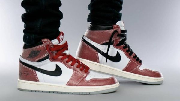 Nike Trophy Room Jordan 1 Retro High Topit Og Chicago Kengät Miehille Burgundy Valkoinen