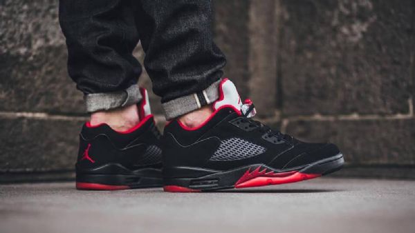 Nike Air Jordan 5 Matalat Topit Vaihtoehtoiset Kengät Miehille Musta Punainen