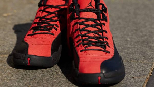 Nike Air Jordan 12 Reverse Flu Pelikengät Miehille Punainen Musta